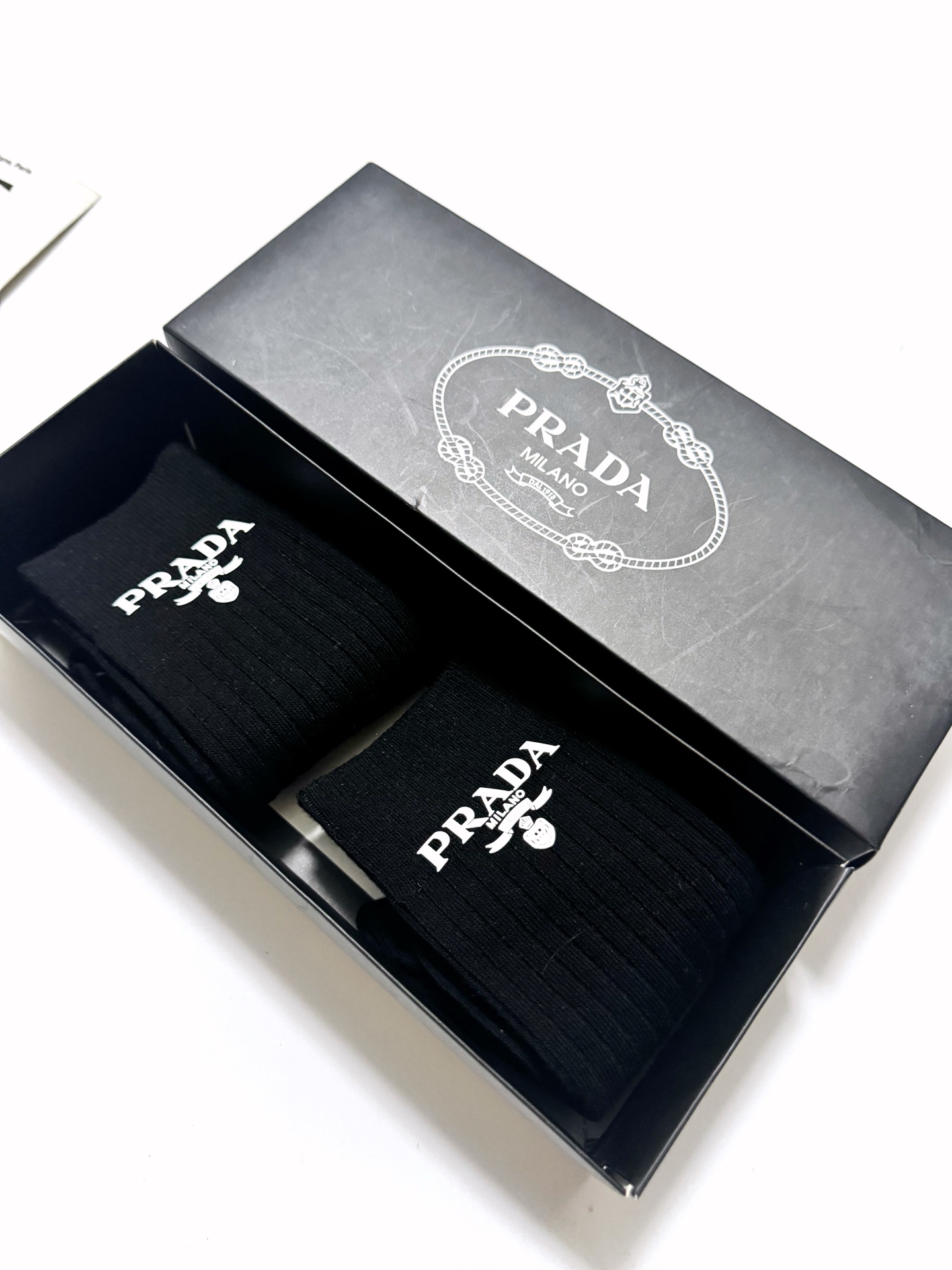 配包装🌟【一盒 2 双】🌟 Prada 经典字母logo纯棉 中筒袜  🌟经典配色个性时尚🌟ins爆款！