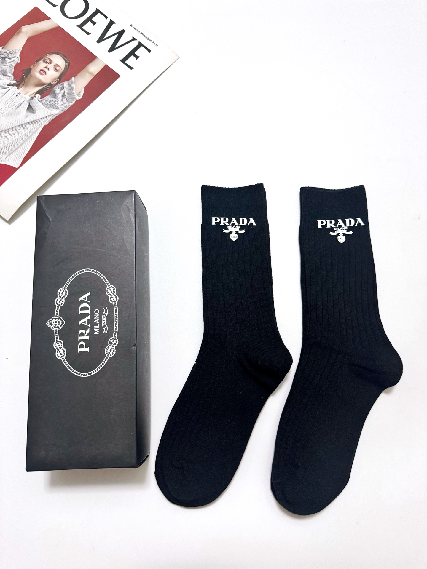 配包装🌟【一盒 2 双】🌟 Prada 经典字母logo纯棉 中筒袜  🌟经典配色个性时尚🌟ins爆款！