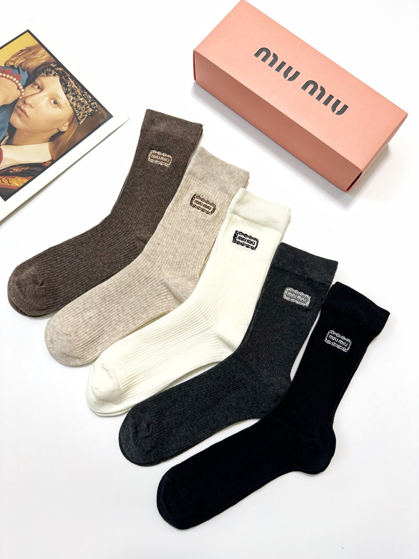 配包装🌟【一盒5 双】 🌟缪缪 miumiu 经典刺绣字母logo 混纺中筒袜   ，软糯亲肤，ins超