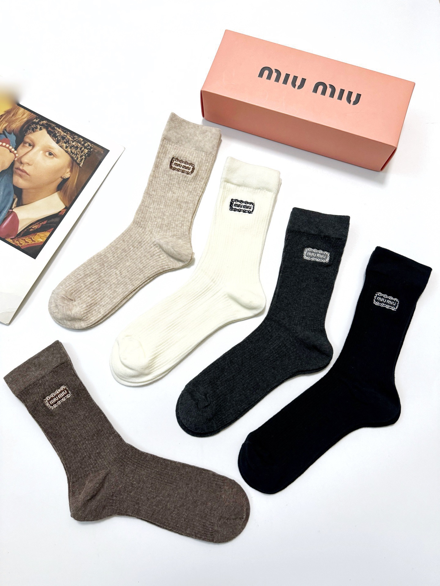 配包装🌟【一盒5 双】 🌟缪缪 miumiu 经典刺绣字母logo 混纺中筒袜   ，软糯亲肤，ins超
