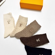 配包装🌟【一盒5 双】 🌟LV 路易威登 经典字母logo 羊绒混纺 中筒袜 ,ins超火爆配色 , 配包装🌟【一盒5 双】 🌟LV 路易威登 经典字母logo 羊绒混纺 中筒袜 ,ins超火爆配色 ,