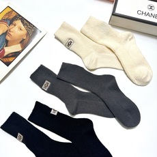 配包装🌟【一盒3双】🌟UGG 经典字母 logo刺绣羊毛 混纺中筒袜 !超级软糯亲肤!🌟ins爆款!专 配包装🌟【一盒3双】🌟UGG 经典字母 logo刺绣羊毛 混纺中筒袜 !超级软糯亲肤!🌟ins爆款!专