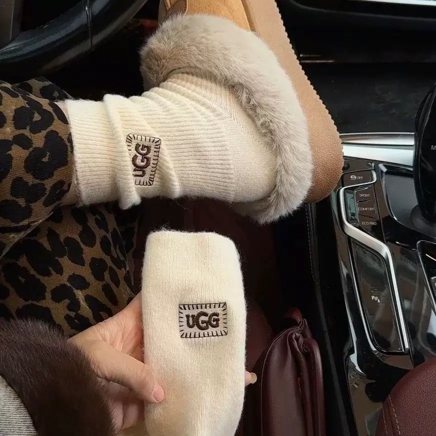 NO:812946,Comes with packaging [3 pairs in a box] UGG classic letter logo embroidered wool blend mid-calf socks!  Super soft and skin-friendly!  Ins hot style!  It’s on sale at the counter and it’s so explosive!  Super high quality!  A classic that never goes out of style!  A must-have for fashionistas, the quality of counter purchases is great and easy to wear!  Recommended, recommended, recommended ~ ~ must-have small items!  !  socks, stockings, socks, socks19860909配包装【一盒3双】 UGG 经典字母 logo刺绣羊毛 混纺中筒袜 ！超级软糯亲肤！ ins爆款！专柜在售ing 好看到爆炸 ！超高品质！经典不过时！潮人必不能少的专柜代购品质 ,巨好穿！推荐推荐推荐～～必入小单品！！袜子,丝袜,袜子,socks,accessory