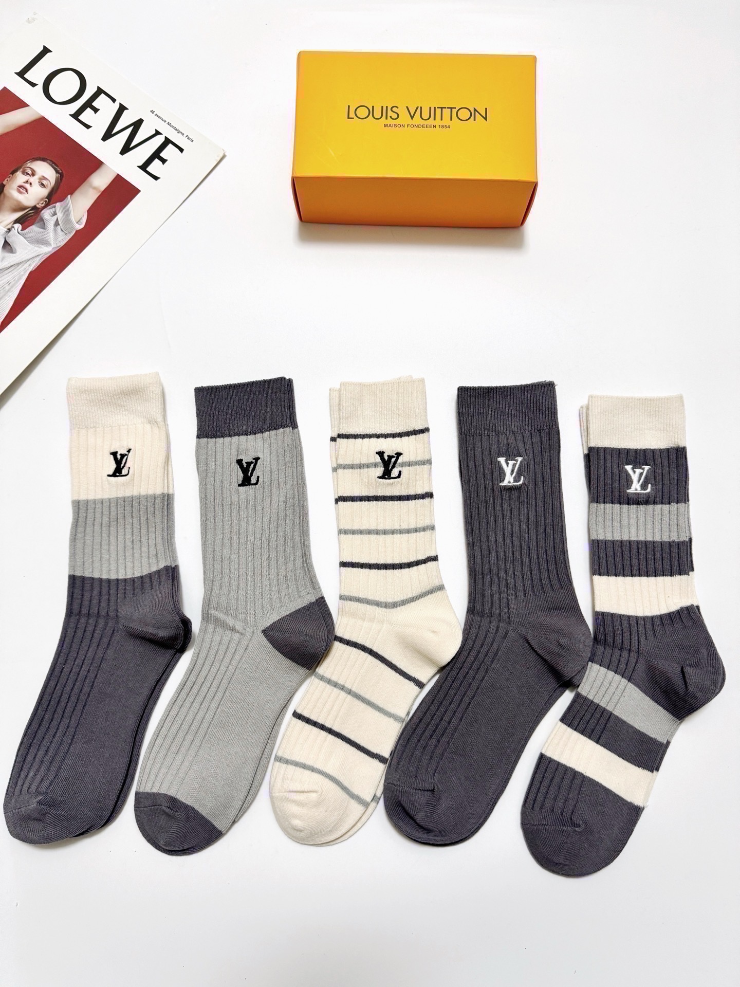NO:812922,Comes with packaging [5 pairs in a box] LV Louis Vuitton classic embroidered letter logo pure cotton mid-calf socks, ins super popular calf socks, pure cotton fabric, a must-have for fashionistas, classic color matching, personalized fashionable and versatile, you deserve it Socks, stockings, socks, louis vuitton, louis vuitton, socks19860909配包装【一盒5 双】  LV 路易威登 经典刺绣字母logo 纯棉中筒袜,ins超火爆小腿袜,纯棉面料,潮人必备 ,经典配色 个性时尚百搭款,你值得拥有哦袜子,丝袜,袜子,louis vuitton,louis vuitton,socks,accessory