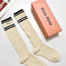 配包装🌟【一盒一双】🌟缪缪 miumiu 经典字母logo双针针织 纯棉长筒袜 小腿袜🌟ins爆款!专 配包装🌟【一盒一双】🌟缪缪 miumiu 经典字母logo双针针织 纯棉长筒袜 小腿袜🌟ins爆款!专