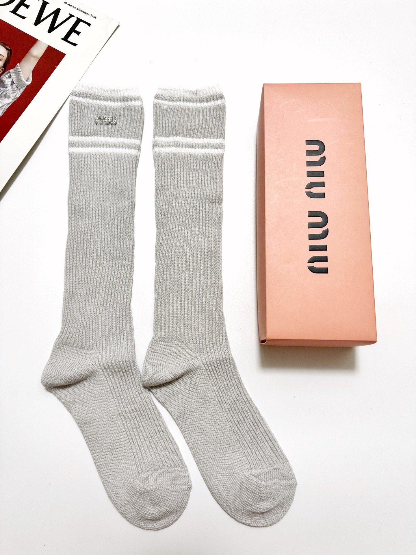 配包装🌟【一盒一双】🌟缪缪 miumiu 经典字母logo双针针织 纯棉长筒袜  小腿袜🌟ins爆款！专
