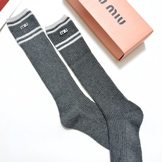 配包装🌟【一盒一双】🌟缪缪 miumiu 经典字母logo双针针织 纯棉长筒袜 小腿袜🌟ins爆款!专 配包装🌟【一盒一双】🌟缪缪 miumiu 经典字母logo双针针织 纯棉长筒袜 小腿袜🌟ins爆款!专