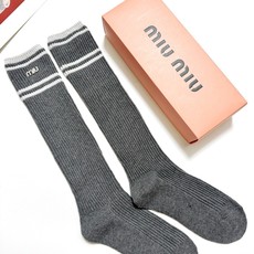 配包装🌟【一盒一双】🌟缪缪 miumiu 经典字母logo双针针织 纯棉长筒袜 小腿袜🌟ins爆款!专 配包装🌟【一盒一双】🌟缪缪 miumiu 经典字母logo双针针织 纯棉长筒袜 小腿袜🌟ins爆款!专