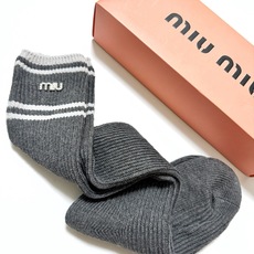 配包装🌟【一盒一双】🌟缪缪 miumiu 经典字母logo双针针织 纯棉长筒袜 小腿袜🌟ins爆款!专 配包装🌟【一盒一双】🌟缪缪 miumiu 经典字母logo双针针织 纯棉长筒袜 小腿袜🌟ins爆款!专