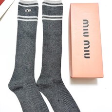 配包装🌟【一盒一双】🌟缪缪 miumiu 经典字母logo双针针织 纯棉长筒袜 小腿袜🌟ins爆款!专 配包装🌟【一盒一双】🌟缪缪 miumiu 经典字母logo双针针织 纯棉长筒袜 小腿袜🌟ins爆款!专
