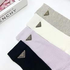 配包装🌟【一盒4 双】🌟Prada 普拉达 经典字母logo 超薄无骨中筒袜,纯棉 条纹小腿袜 堆堆袜 配包装🌟【一盒4 双】🌟Prada 普拉达 经典字母logo 超薄无骨中筒袜,纯棉 条纹小腿袜 堆堆袜