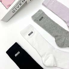 (爆款回货) 配包装🌟【一盒4 双】🌟缪缪 miumiu 经典字母logo 超薄无骨中筒袜,纯棉 条纹小 (爆款回货) 配包装🌟【一盒4 双】🌟缪缪 miumiu 经典字母logo 超薄无骨中筒袜,纯棉 条纹小
