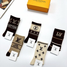 配包装🌟【一盒5双】 🌟LV 路易威登 经典字母logo 纯棉中筒袜 ,ins超火爆短袜,纯棉面料, 配包装🌟【一盒5双】 🌟LV 路易威登 经典字母logo 纯棉中筒袜 ,ins超火爆短袜,纯棉面料,