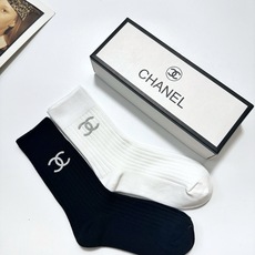 配包装🌟【一盒2 双】 🌟Chanel 香奈儿 经典字母logo ins超火爆中筒袜,纯棉面料,潮人必备 配包装🌟【一盒2 双】 🌟Chanel 香奈儿 经典字母logo ins超火爆中筒袜,纯棉面料,潮人必备