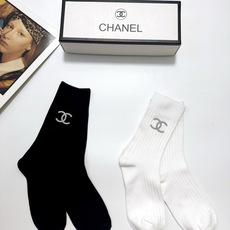配包装🌟【一盒2 双】 🌟Chanel 香奈儿 经典字母logo ins超火爆中筒袜,纯棉面料,潮人必备 配包装🌟【一盒2 双】 🌟Chanel 香奈儿 经典字母logo ins超火爆中筒袜,纯棉面料,潮人必备