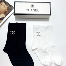配包装🌟【一盒2 双】 🌟Chanel 香奈儿 经典字母logo ins超火爆中筒袜,纯棉面料,潮人必备 配包装🌟【一盒2 双】 🌟Chanel 香奈儿 经典字母logo ins超火爆中筒袜,纯棉面料,潮人必备