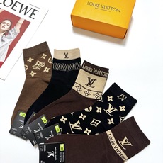 配包装🌟【一盒5 双】 🌟LV 路易威登 经典字母logo 纯棉短筒袜 ,男女同款 ,ins超火爆短 配包装🌟【一盒5 双】 🌟LV 路易威登 经典字母logo 纯棉短筒袜 ,男女同款 ,ins超火爆短
