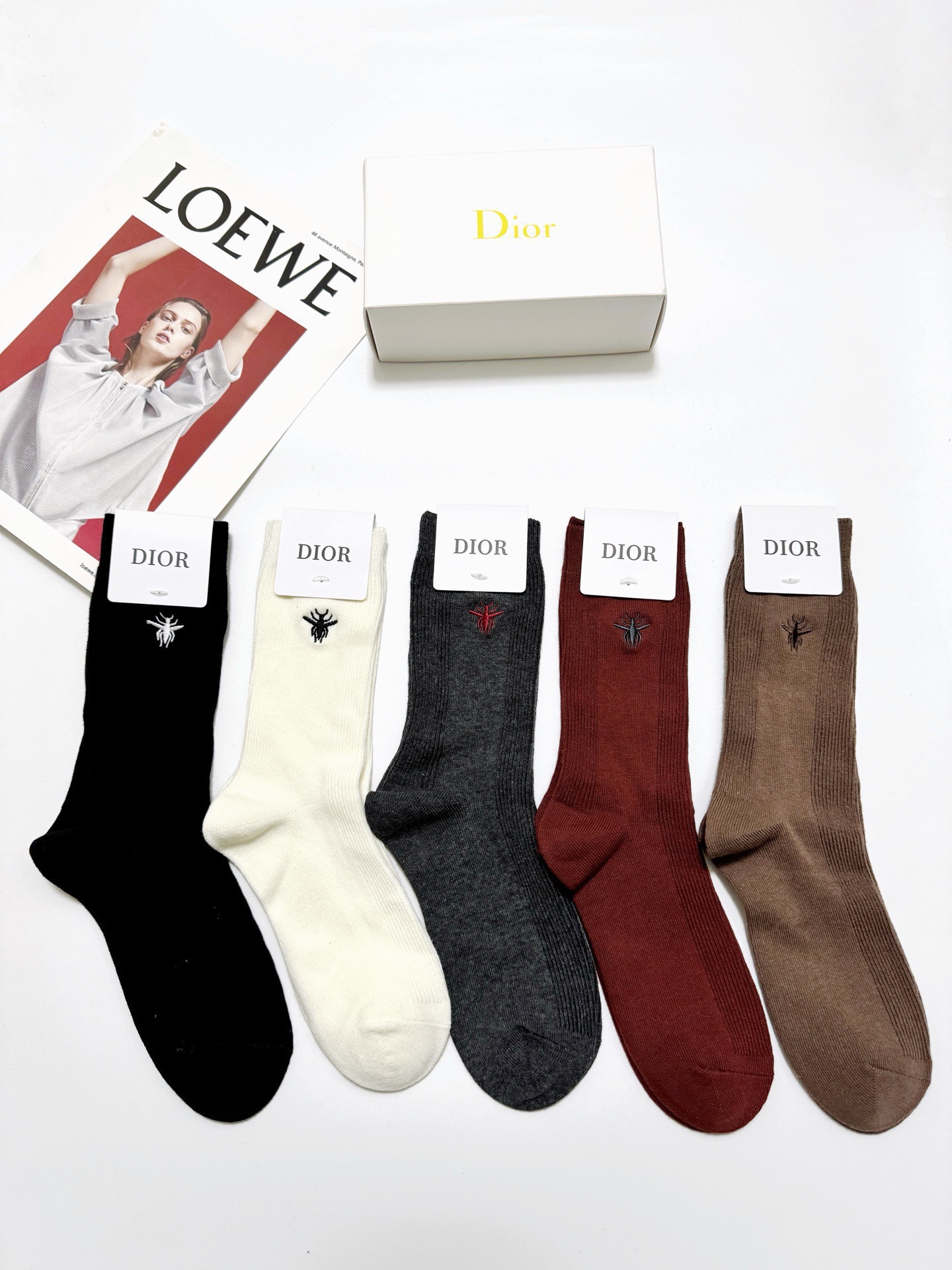 配包装🌟【一盒5 双】🌟Dior 迪奥 经典小蜜蜂刺绣logo 中筒袜 小腿袜 🌟ins爆款！专柜在售i
