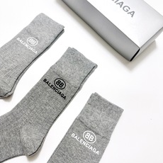 配包装🌟【一盒3双】 🌟balenciaga 巴黎世家 经典字母logo 纯棉 中筒袜 ,软糯亲肤, 配包装🌟【一盒3双】 🌟balenciaga 巴黎世家 经典字母logo 纯棉 中筒袜 ,软糯亲肤,