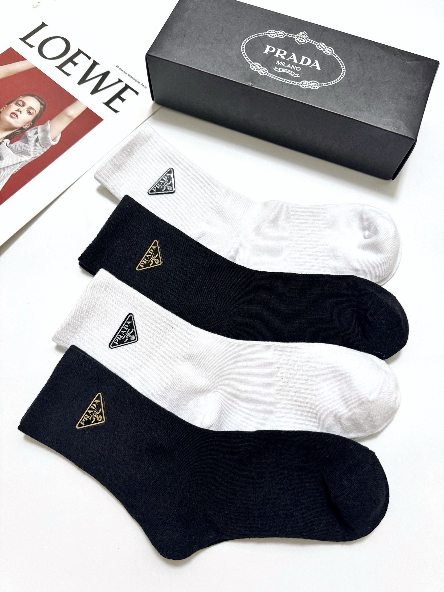 配包装🌟【一盒4 双】🌟Prada 普拉达 经典字母logo纯棉中筒袜 🌟ins爆款!专柜在售ing 配包装🌟【一盒4 双】🌟Prada 普拉达 经典字母logo纯棉中筒袜 🌟ins爆款!专柜在售ing