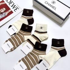 配包装🌟【一盒5 双】春季新款 🌟Chanel 香奈儿 经典刺绣字母logo 纯棉短筒袜 ,ins超 配包装🌟【一盒5 双】春季新款 🌟Chanel 香奈儿 经典刺绣字母logo 纯棉短筒袜 ,ins超
