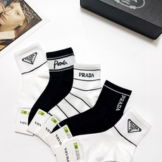配包装🌟【一盒5 双】 🌟Prada 普拉达 经典字母logo 纯棉短筒袜 ,ins超火爆短袜,纯棉面料 配包装🌟【一盒5 双】 🌟Prada 普拉达 经典字母logo 纯棉短筒袜 ,ins超火爆短袜,纯棉面料