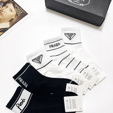 配包装🌟【一盒5 双】 🌟Prada 普拉达 经典字母logo 纯棉短筒袜 ,ins超火爆短袜,纯棉面料 配包装🌟【一盒5 双】 🌟Prada 普拉达 经典字母logo 纯棉短筒袜 ,ins超火爆短袜,纯棉面料