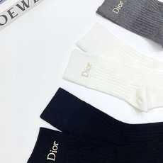 配包装🌟【一盒3 双】🌟 Dior 迪奥 经典字母logo纯棉 中筒袜 🌟经典配色个性时尚🌟ins爆款 配包装🌟【一盒3 双】🌟 Dior 迪奥 经典字母logo纯棉 中筒袜 🌟经典配色个性时尚🌟ins爆款