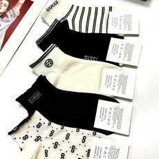 配包装🌟【一盒5 双】 🌟Gucci 古奇 经典字母logo纯棉短袜 男女同款,ins超火爆红人同款, 配包装🌟【一盒5 双】 🌟Gucci 古奇 经典字母logo纯棉短袜 男女同款,ins超火爆红人同款,