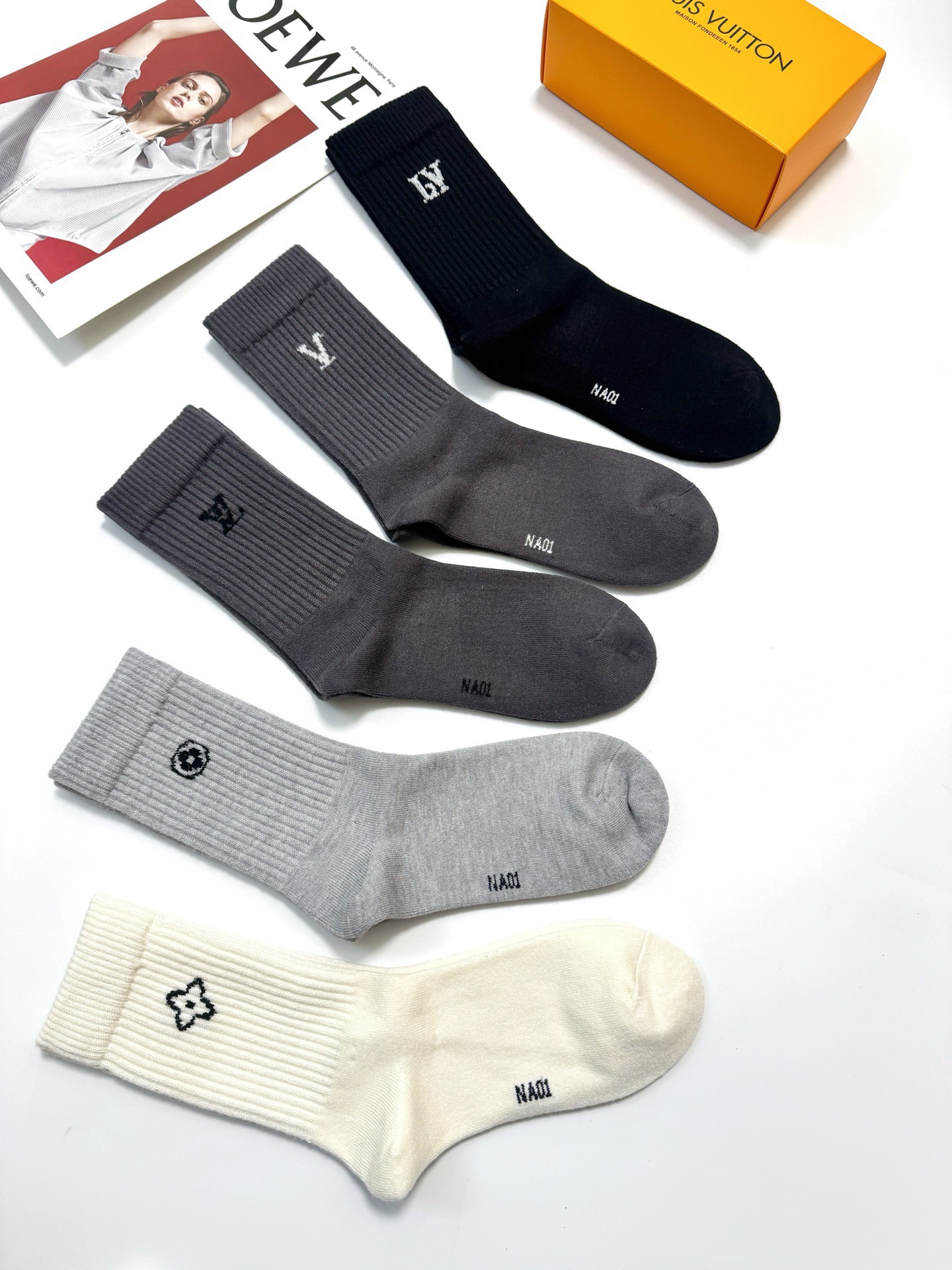 配包装🌟【一盒5 双】男士福利款 🌟LV 路易威登 经典刺绣字母logo 羊绒混纺中筒袜   ，软糯亲肤