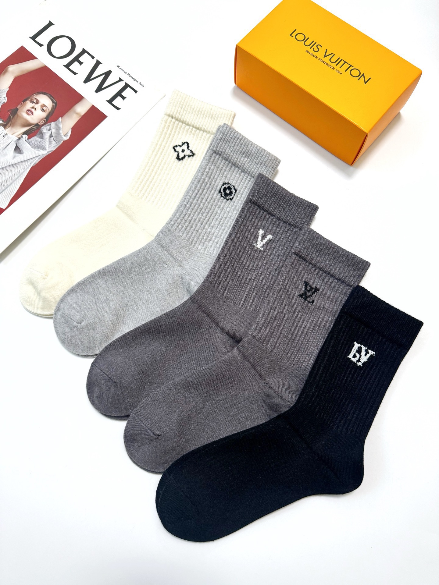 配包装🌟【一盒5 双】男士福利款 🌟LV 路易威登 经典刺绣字母logo 羊绒混纺中筒袜   ，软糯亲肤