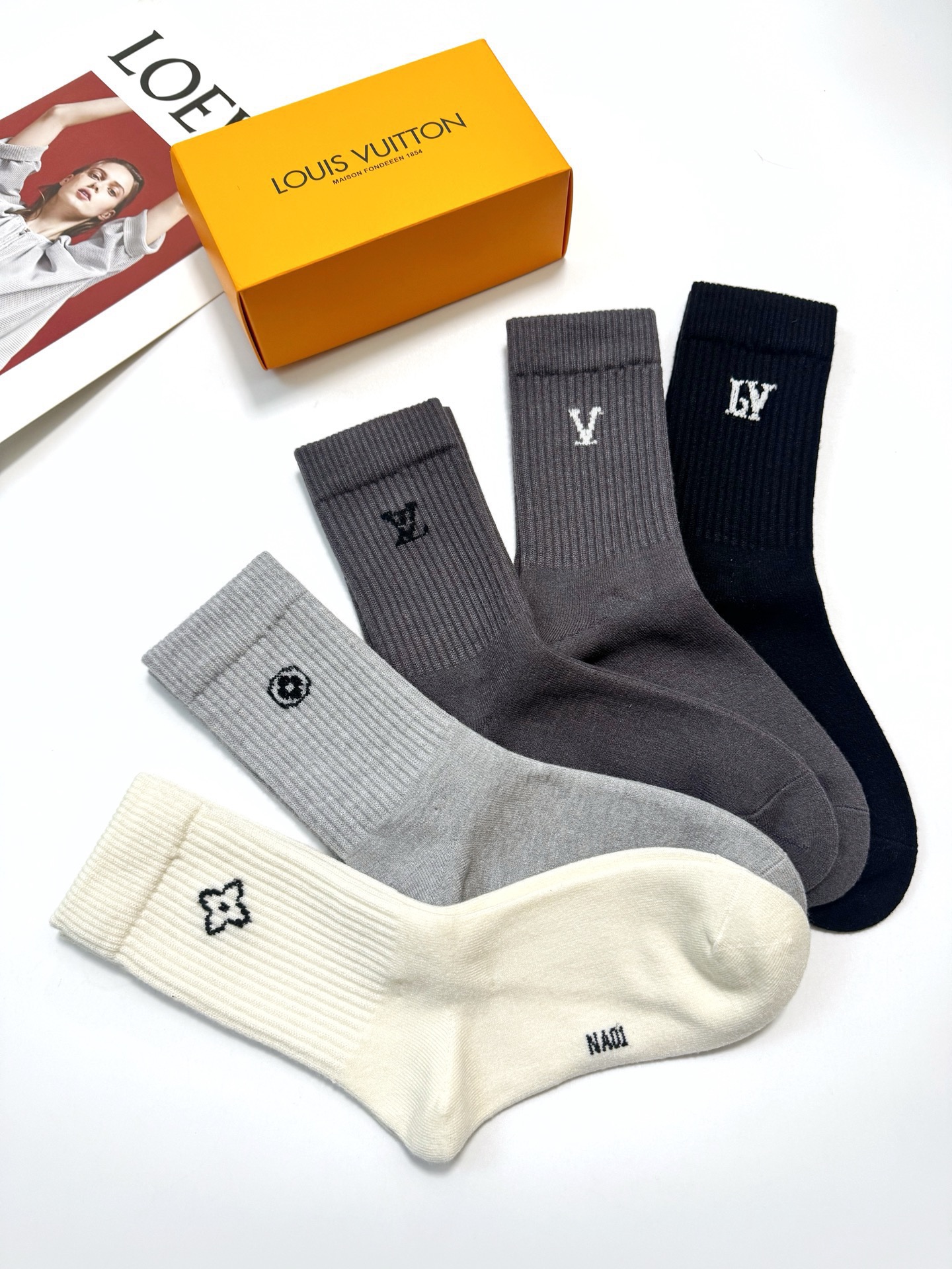 配包装🌟【一盒5 双】男士福利款 🌟LV 路易威登 经典刺绣字母logo 羊绒混纺中筒袜   ，软糯亲肤