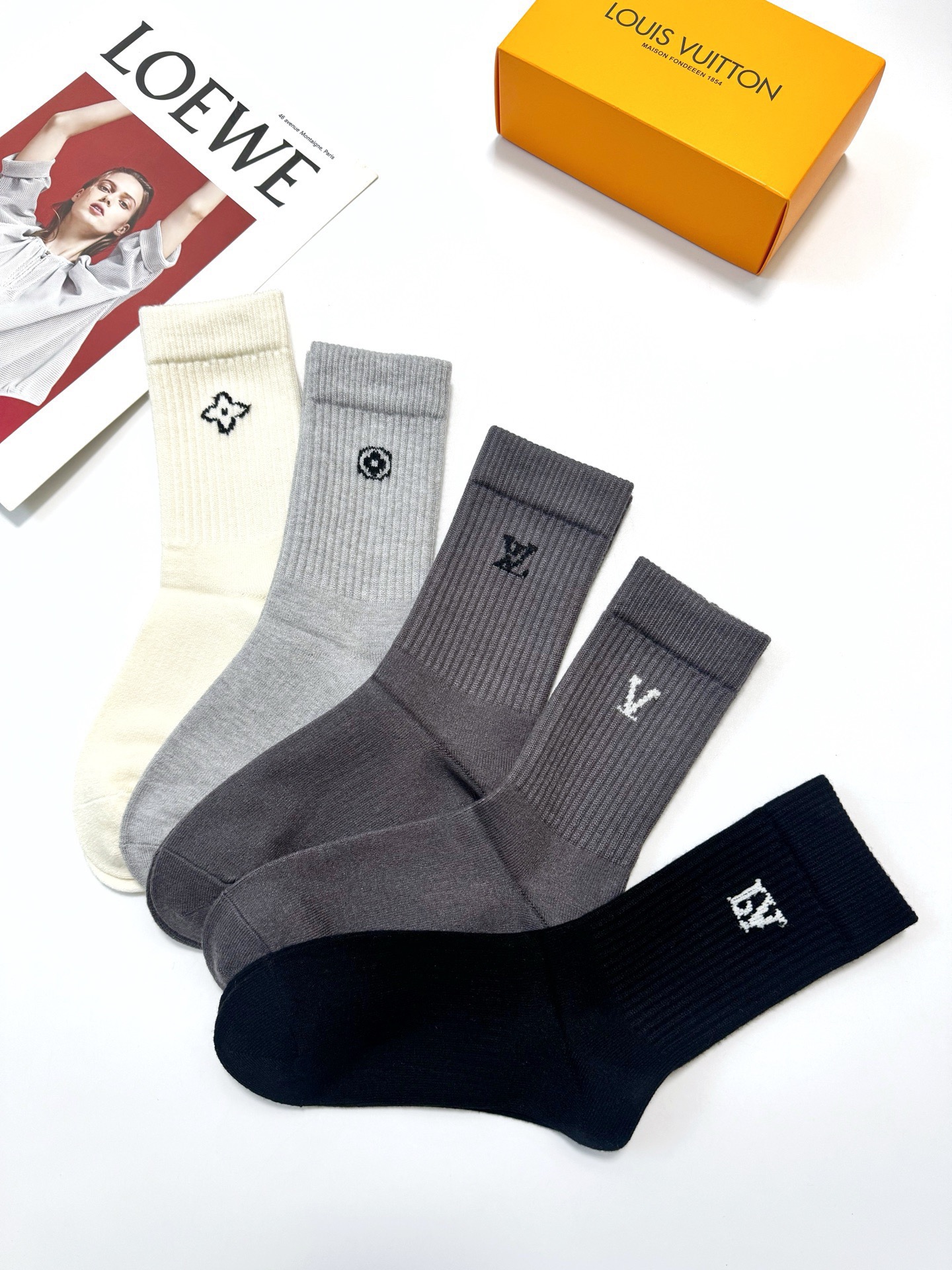 配包装🌟【一盒5 双】男士福利款 🌟LV 路易威登 经典刺绣字母logo 羊绒混纺中筒袜   ，软糯亲肤