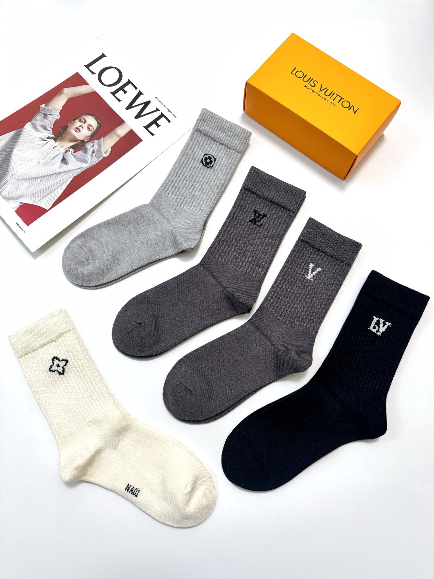 配包装🌟【一盒5 双】男士福利款 🌟LV 路易威登 经典刺绣字母logo 羊绒混纺中筒袜   ，软糯亲肤