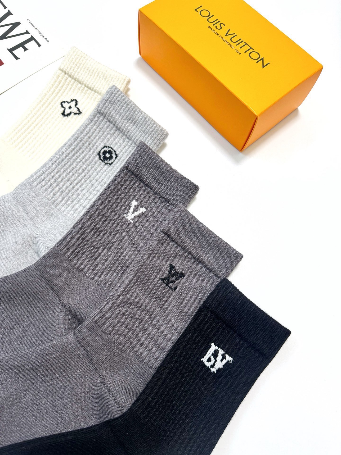 配包装🌟【一盒5 双】男士福利款 🌟LV 路易威登 经典刺绣字母logo 羊绒混纺中筒袜   ，软糯亲肤