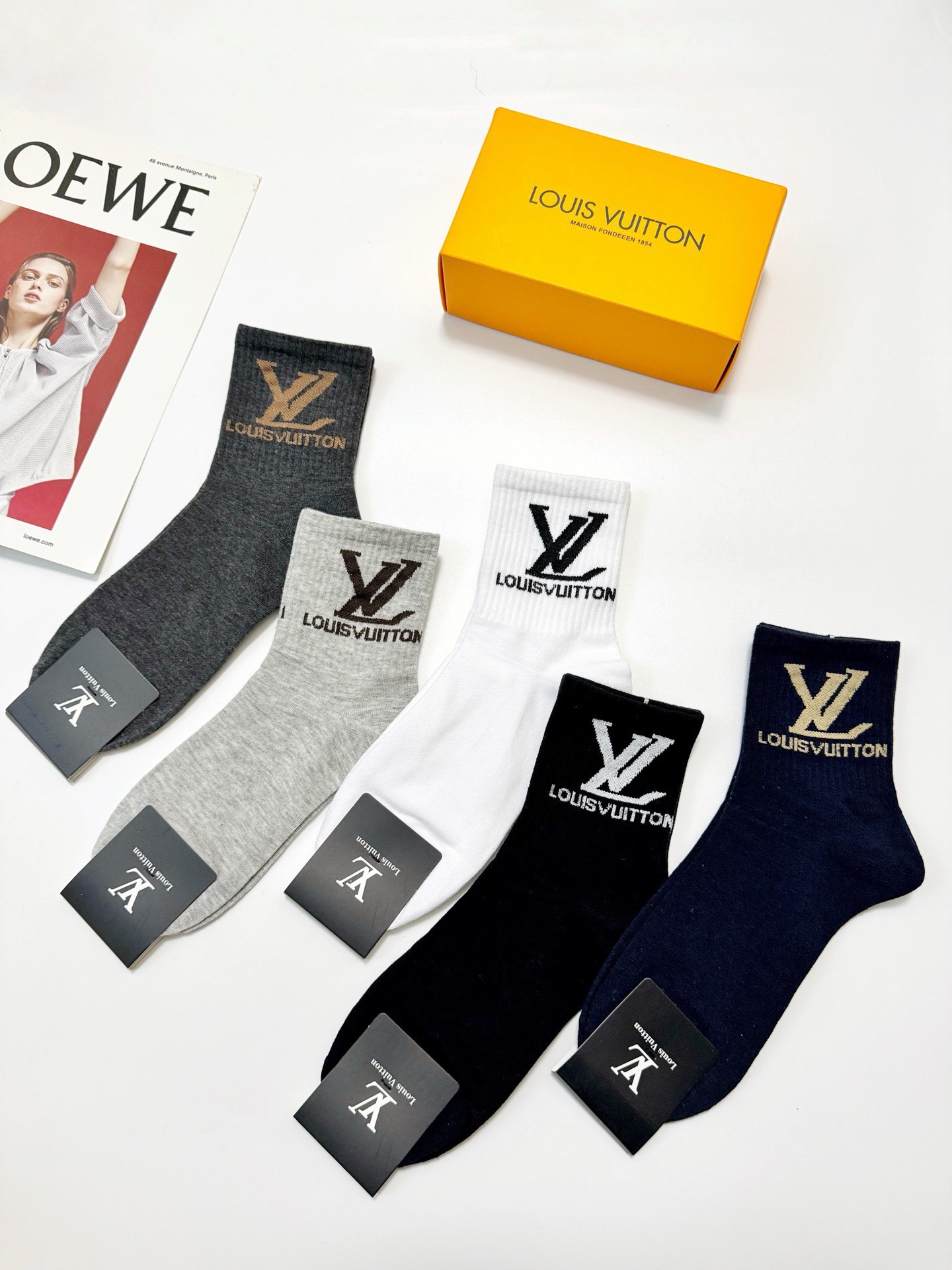 配包装🌟【一盒5 双】 🌟LV 路易威登 经典字母logo ins超火爆中筒袜，纯棉面料，潮人必备 ，经