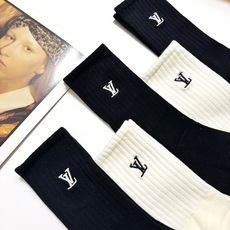 配包装🌟【一盒5 双】 🌟 LV 路易威登 经典刺绣字母logo 纯棉中筒袜 ,ins超火爆小腿袜, 配包装🌟【一盒5 双】 🌟 LV 路易威登 经典刺绣字母logo 纯棉中筒袜 ,ins超火爆小腿袜,