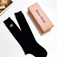 配包装🌟【一盒一 双】 🌟缪缪 miumiu 经典字母logo纯棉袜 小腿堆堆袜,ins超火爆红人同款, 配包装🌟【一盒一 双】 🌟缪缪 miumiu 经典字母logo纯棉袜 小腿堆堆袜,ins超火爆红人同款,