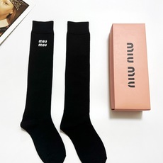 配包装🌟【一盒一 双】 🌟缪缪 miumiu 经典字母logo纯棉袜 小腿堆堆袜,ins超火爆红人同款, 配包装🌟【一盒一 双】 🌟缪缪 miumiu 经典字母logo纯棉袜 小腿堆堆袜,ins超火爆红人同款,