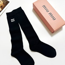 配包装🌟【一盒一 双】 🌟缪缪 miumiu 经典字母logo纯棉袜 小腿堆堆袜,ins超火爆红人同款, 配包装🌟【一盒一 双】 🌟缪缪 miumiu 经典字母logo纯棉袜 小腿堆堆袜,ins超火爆红人同款,
