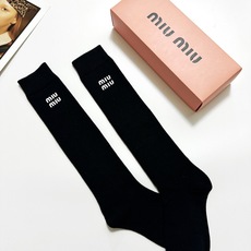 配包装🌟【一盒一 双】 🌟缪缪 miumiu 经典字母logo纯棉袜 小腿堆堆袜,ins超火爆红人同款, 配包装🌟【一盒一 双】 🌟缪缪 miumiu 经典字母logo纯棉袜 小腿堆堆袜,ins超火爆红人同款,