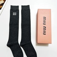配包装🌟【一盒一 双】 🌟缪缪 miumiu 经典字母logo纯棉袜 小腿堆堆袜,ins超火爆红人同款, 配包装🌟【一盒一 双】 🌟缪缪 miumiu 经典字母logo纯棉袜 小腿堆堆袜,ins超火爆红人同款,