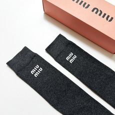 配包装🌟【一盒一 双】 🌟缪缪 miumiu 经典字母logo纯棉袜 小腿堆堆袜,ins超火爆红人同款, 配包装🌟【一盒一 双】 🌟缪缪 miumiu 经典字母logo纯棉袜 小腿堆堆袜,ins超火爆红人同款,