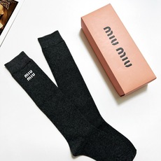 配包装🌟【一盒一 双】 🌟缪缪 miumiu 经典字母logo纯棉袜 小腿堆堆袜,ins超火爆红人同款, 配包装🌟【一盒一 双】 🌟缪缪 miumiu 经典字母logo纯棉袜 小腿堆堆袜,ins超火爆红人同款,