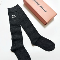 配包装🌟【一盒一 双】 🌟缪缪 miumiu 经典字母logo纯棉袜 小腿堆堆袜,ins超火爆红人同款, 配包装🌟【一盒一 双】 🌟缪缪 miumiu 经典字母logo纯棉袜 小腿堆堆袜,ins超火爆红人同款,