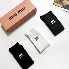 配包装🌟【一盒一 双】 🌟缪缪 miumiu 经典字母logo纯棉袜 小腿堆堆袜,ins超火爆红人同款, 配包装🌟【一盒一 双】 🌟缪缪 miumiu 经典字母logo纯棉袜 小腿堆堆袜,ins超火爆红人同款,