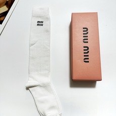 配包装🌟【一盒一 双】 🌟缪缪 miumiu 经典字母logo纯棉袜 小腿堆堆袜,ins超火爆红人同款, 配包装🌟【一盒一 双】 🌟缪缪 miumiu 经典字母logo纯棉袜 小腿堆堆袜,ins超火爆红人同款,