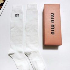 配包装🌟【一盒一 双】 🌟缪缪 miumiu 经典字母logo纯棉袜 小腿堆堆袜,ins超火爆红人同款, 配包装🌟【一盒一 双】 🌟缪缪 miumiu 经典字母logo纯棉袜 小腿堆堆袜,ins超火爆红人同款,
