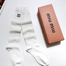 配包装🌟【一盒一 双】 🌟缪缪 miumiu 经典字母logo纯棉袜 小腿堆堆袜,ins超火爆红人同款, 配包装🌟【一盒一 双】 🌟缪缪 miumiu 经典字母logo纯棉袜 小腿堆堆袜,ins超火爆红人同款,