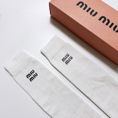 配包装🌟【一盒一 双】 🌟缪缪 miumiu 经典字母logo纯棉袜 小腿堆堆袜,ins超火爆红人同款, 配包装🌟【一盒一 双】 🌟缪缪 miumiu 经典字母logo纯棉袜 小腿堆堆袜,ins超火爆红人同款,